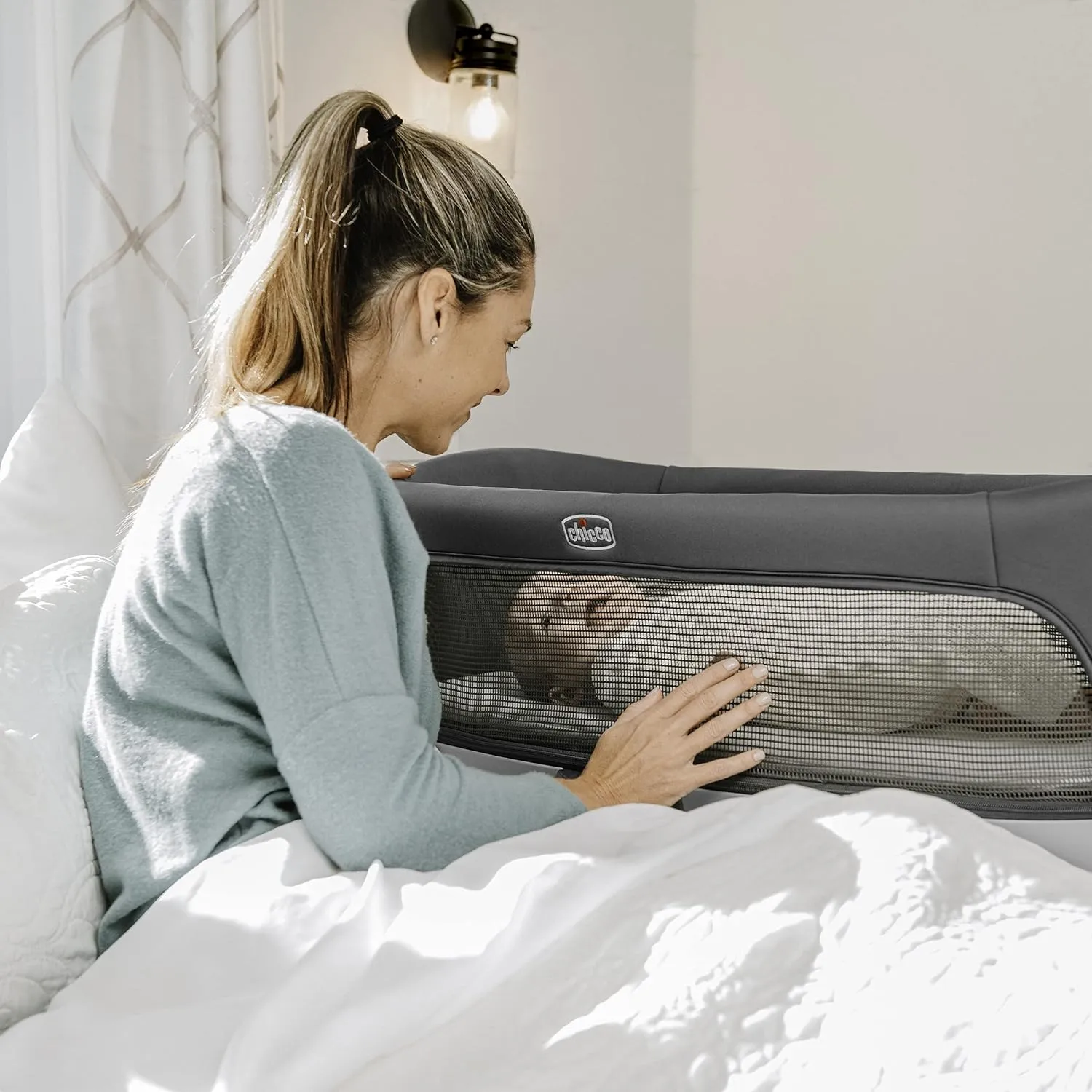 Chicco Close to You SE Bedside Bassinet, Mobile Newborn Bassinet with Wheels | Charcoal/Grey