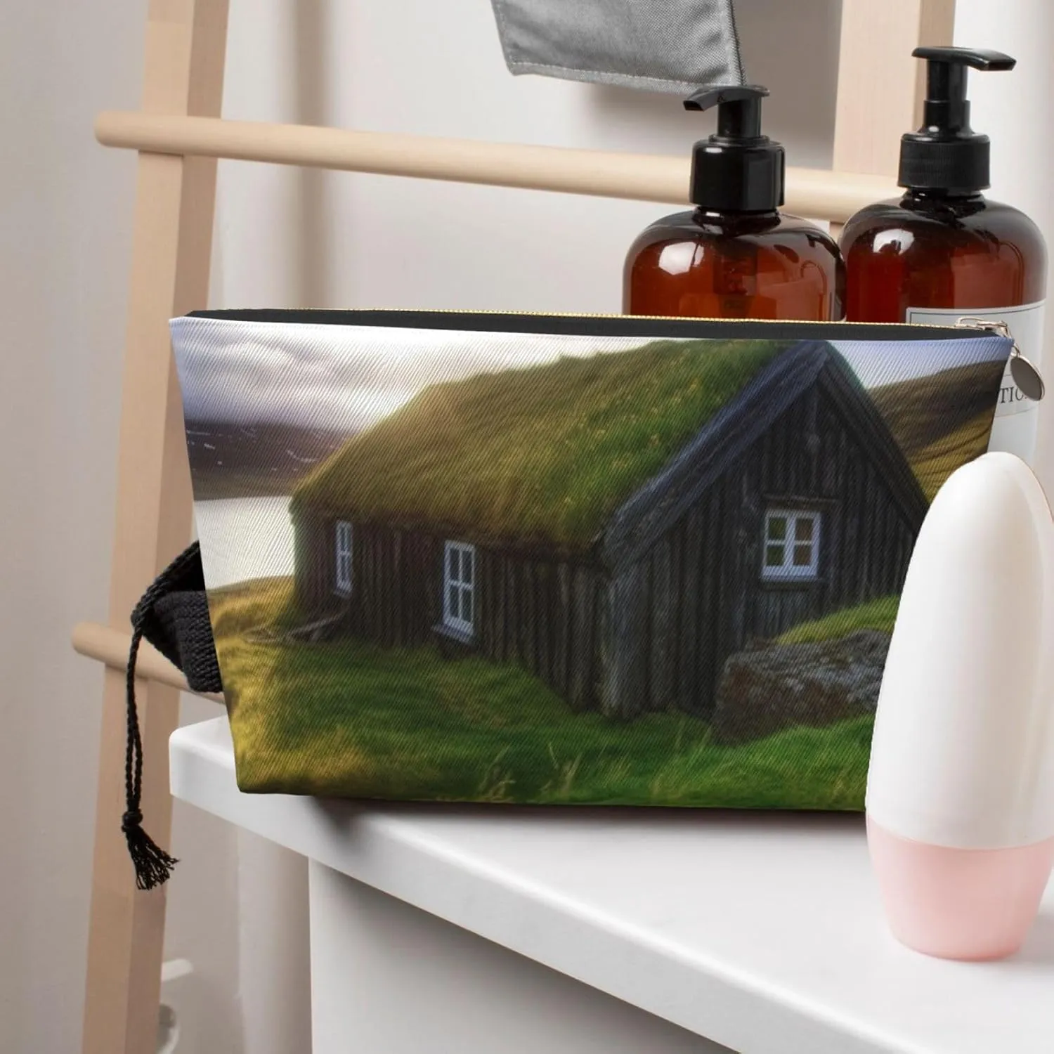 Iceland Hut printed Leather Travel Toiletry Bag makeup bag Cosmetic Bag Clutch Bag