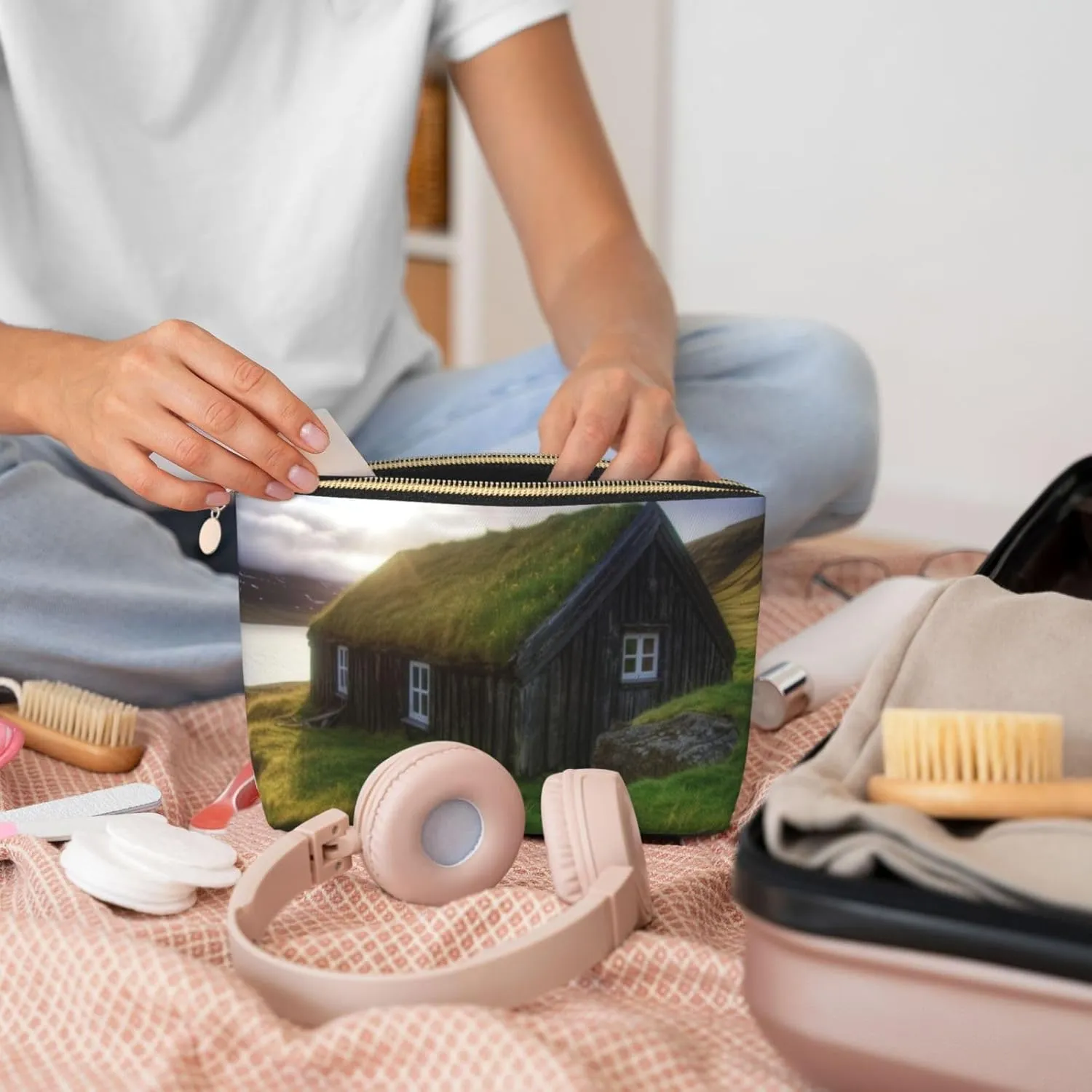 Iceland Hut printed Leather Travel Toiletry Bag makeup bag Cosmetic Bag Clutch Bag