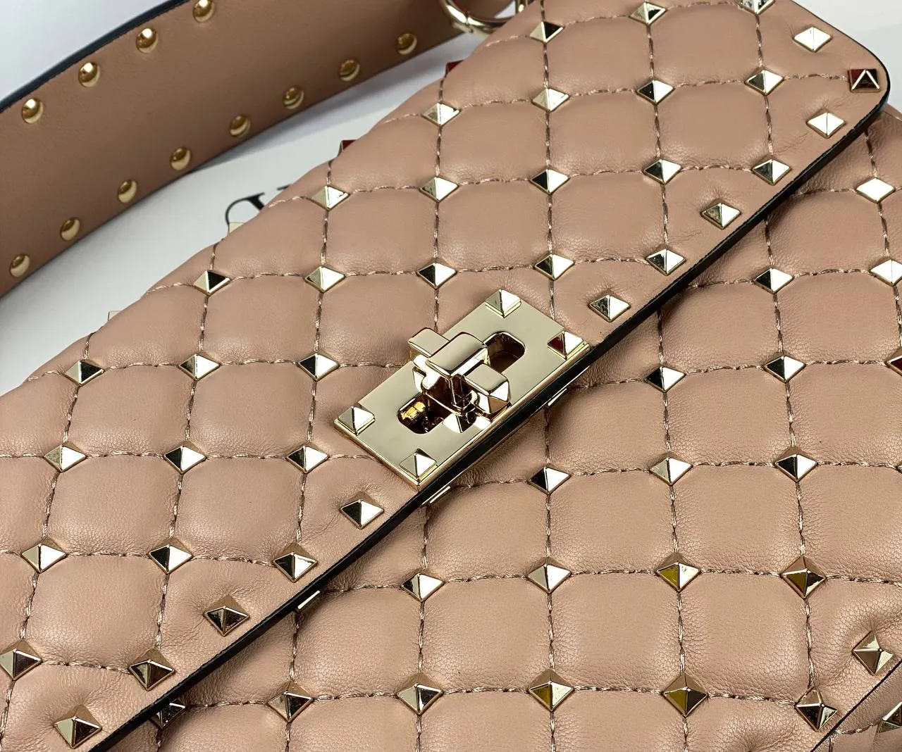 MEDIUM ROCKSTUD SPIKE NAPPA LEATHER BAG poudre