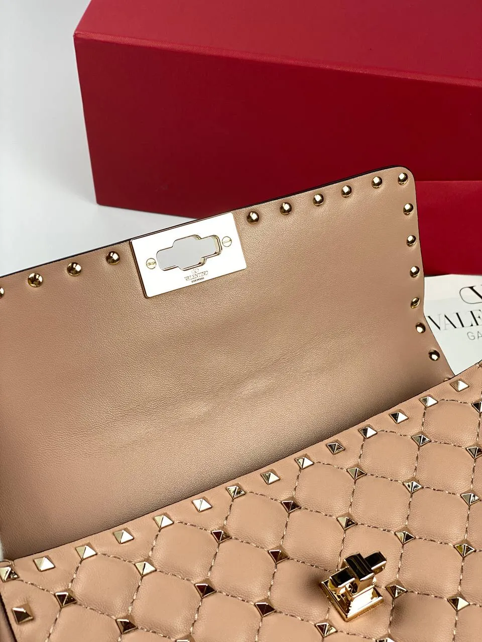 MEDIUM ROCKSTUD SPIKE NAPPA LEATHER BAG poudre