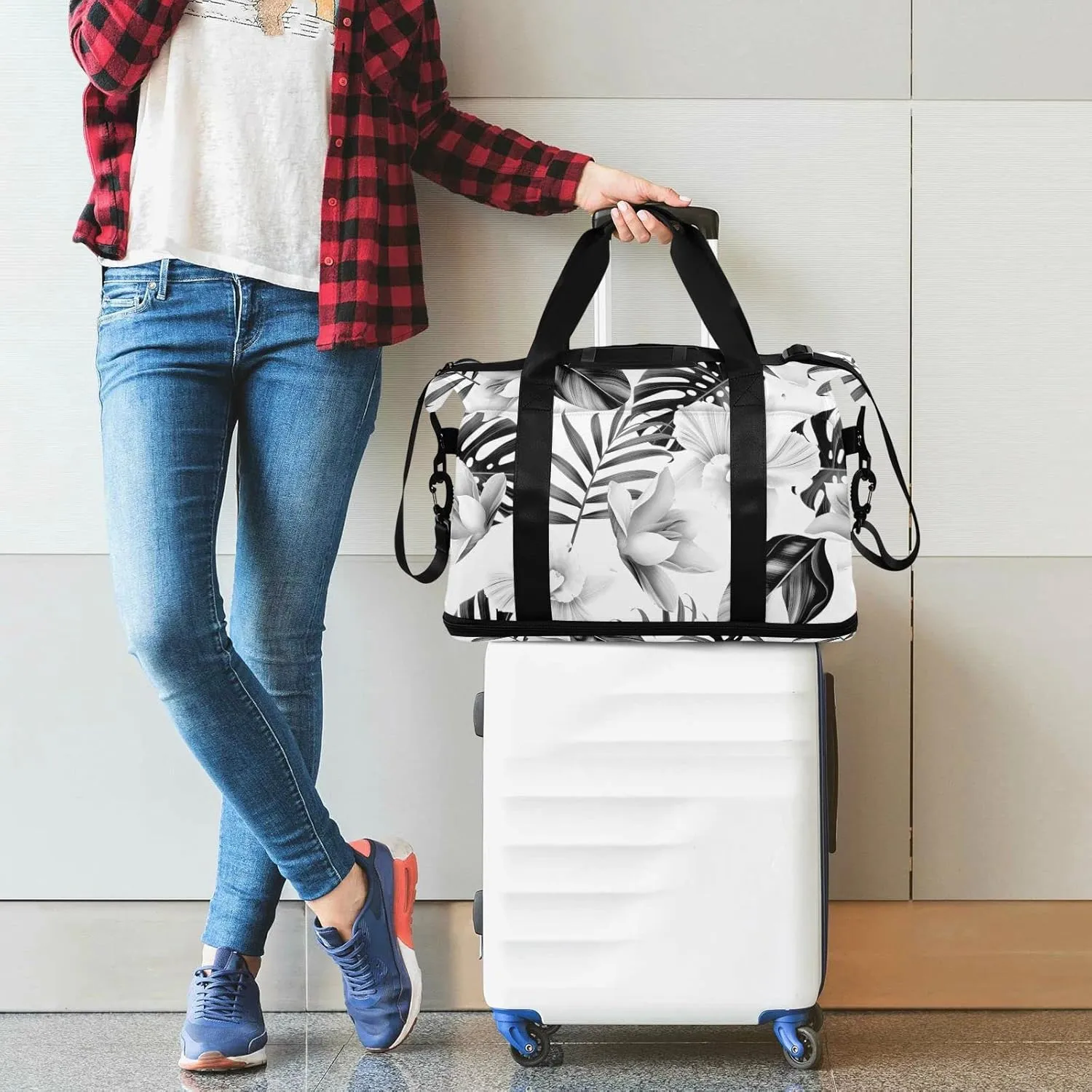 Seamless Black Tropical Pam Tree Leaves White Flowers on White Gym Duffel Bag, Polyester Travel Weekender Luggage Handbag with Waterproof Pocket for Wet Items, Unisex Foldable Tote for Sports