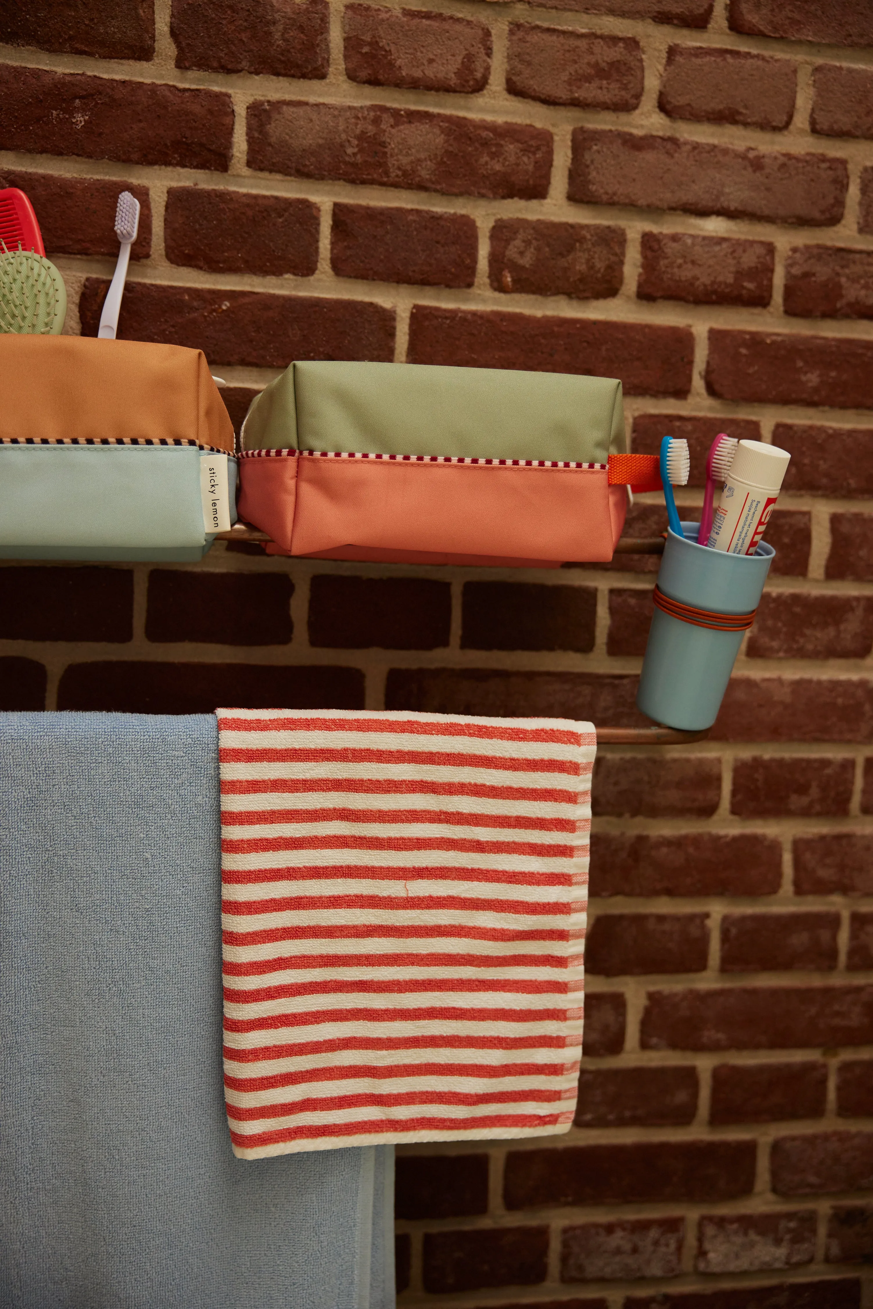 Toiletry bag | colourblocking | shark grey   coral pink