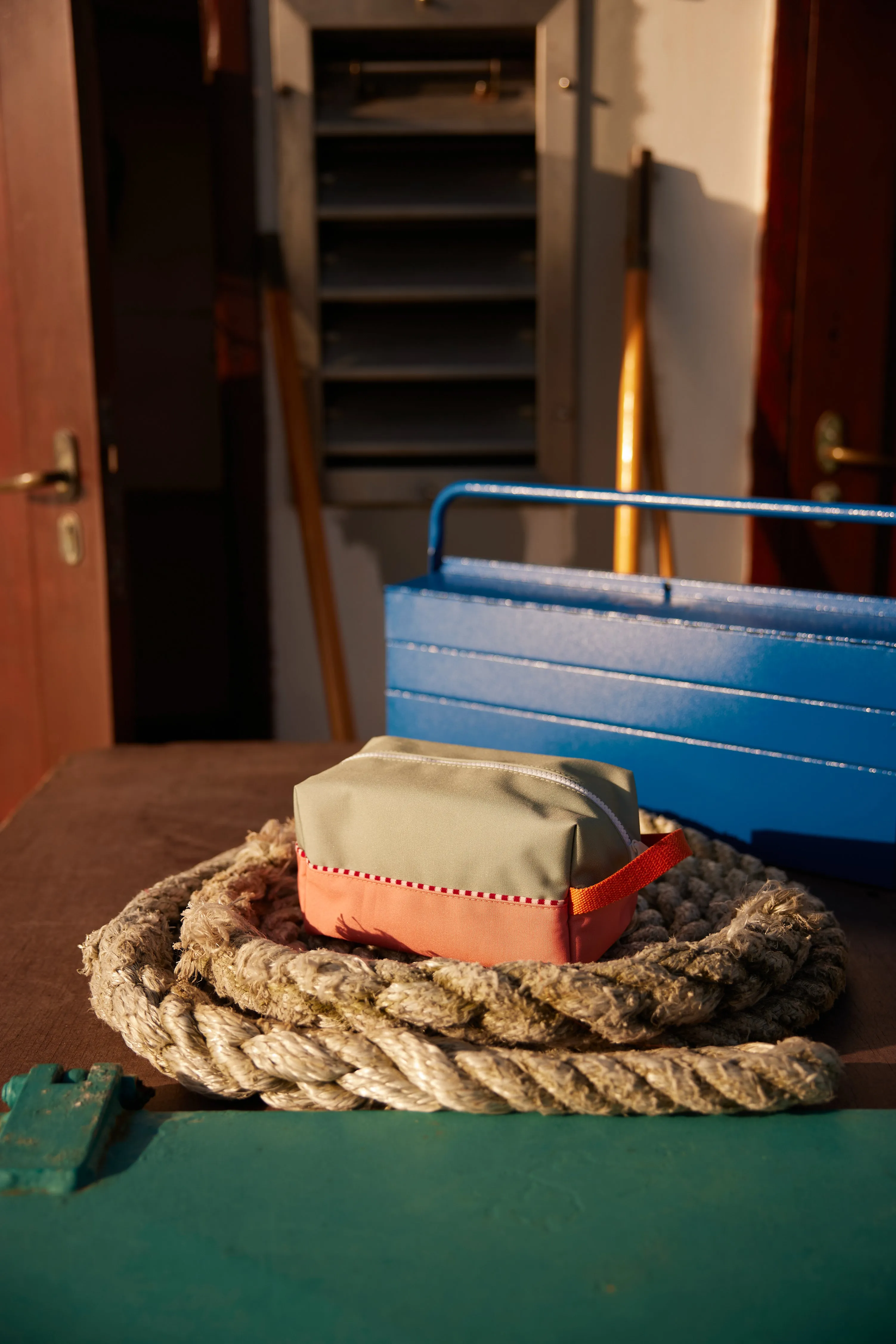 Toiletry bag | colourblocking | shark grey   coral pink